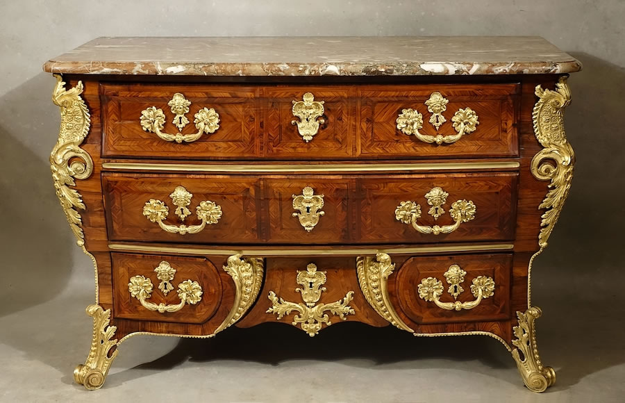 Commode R&eacute;gence en sarcophage par Louis Delaitre Paris XVIIIe si&egrave;cle